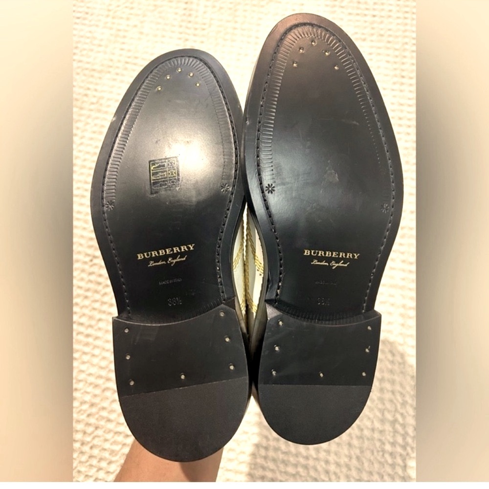 Burberry Stylish leather Cream and Black Women’s Shoes
NWOT - Picture 6 of 14